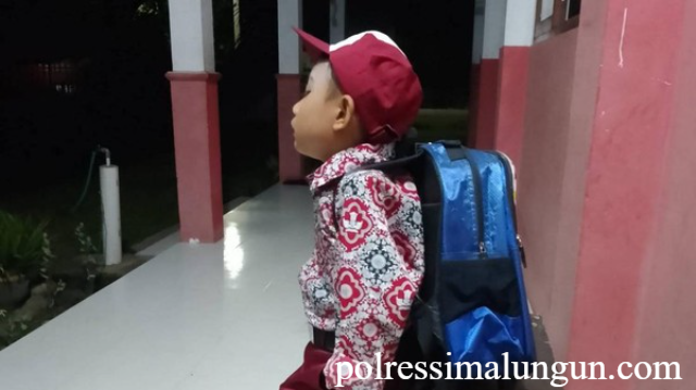 Siswa SD di Sigi Berangkat Sekolah Jam 3 Dini Hari