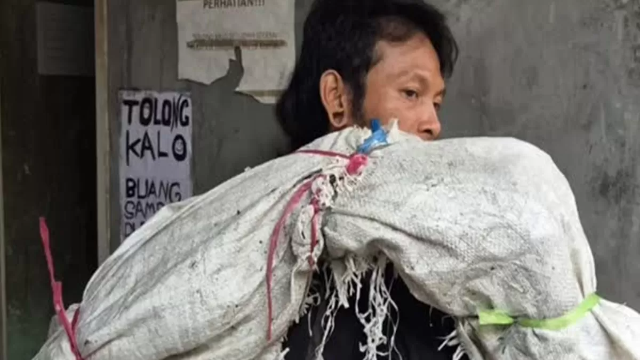 Viral Pria Bawa Karung di Tambora: Dari Dugaan Mayat Hingga Fakta Biawak Hidup